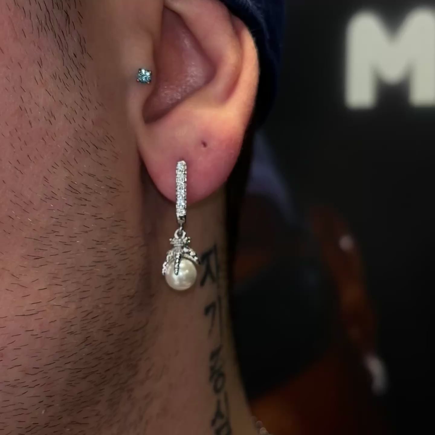 Pendientes brillantes de mano perla